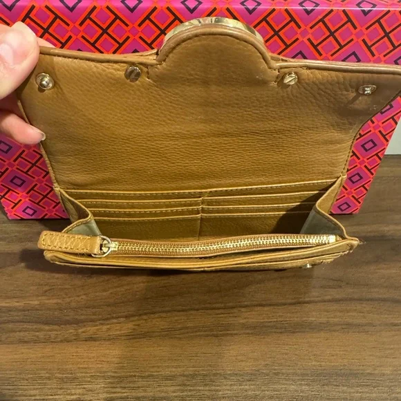 Tory Burch Amanda Leather Continental Wallet in Royal Tan.  - Picture 4 of 5
